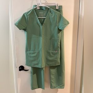 Gently Used Figs Scrub Set